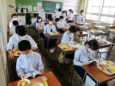 1年2組の給食の様子です。とても準備早いです。